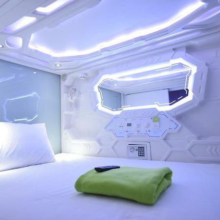 Whiz Capsule Hotel Thamrin 자카르타 외부 사진