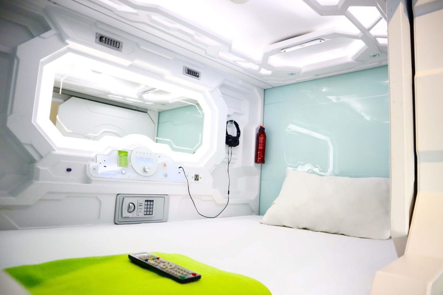 Whiz Capsule Hotel Thamrin 자카르타 외부 사진