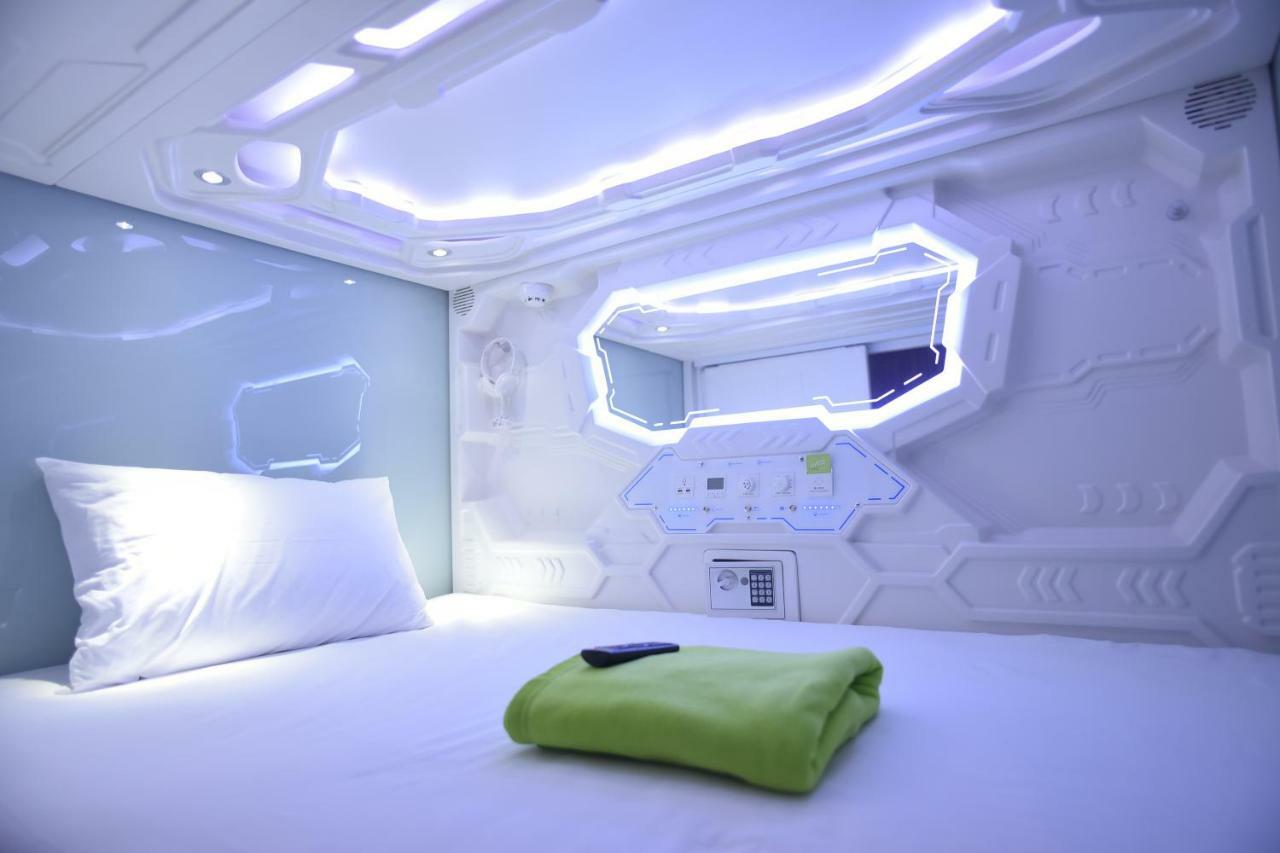 Whiz Capsule Hotel Thamrin 자카르타 외부 사진