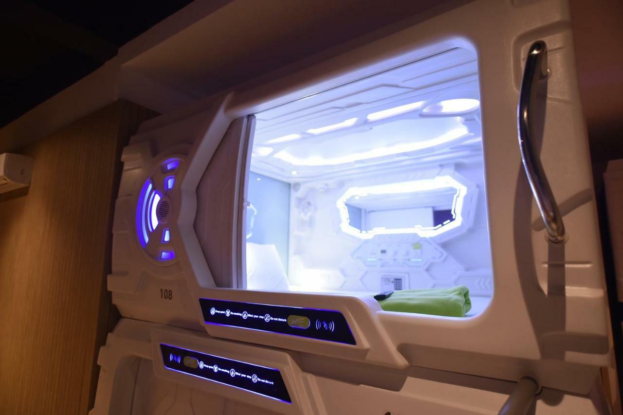 Whiz Capsule Hotel Thamrin 자카르타 외부 사진